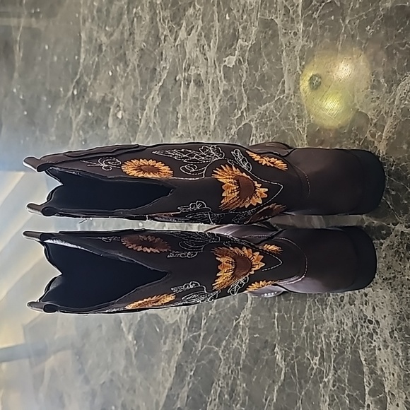 NWT Cowgirl Boots Brown With Sunflower Top Design - Picture 7 of 8